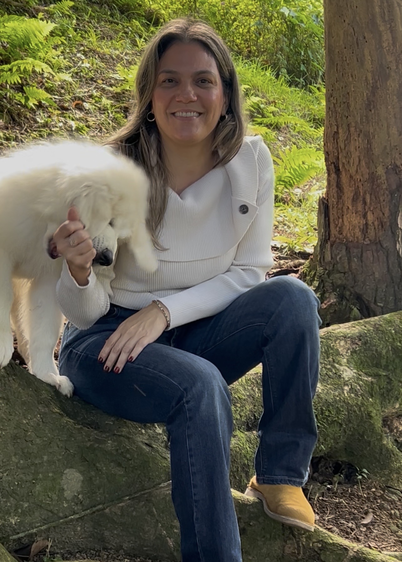 Elena Sofía en la naturaleza junto a su perro